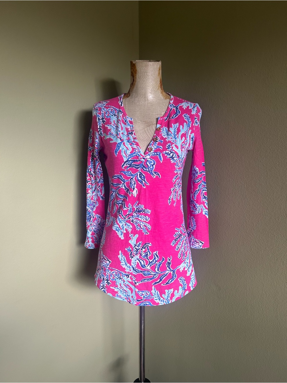 Lilly Pulitzer Hot Pink Floral V-Neck with Blue Accents Sz XS